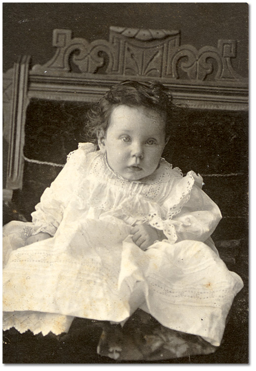 Portrait d'un bébé, [entre 1900 et 1920]