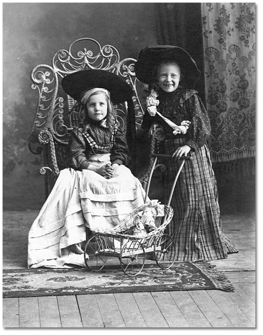 Photographie : Deux fillettes avec un landau de poupée, [190-?]