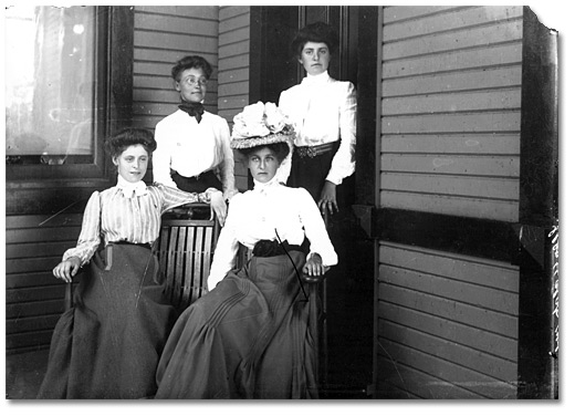 Photographie : Quatre jeunes femmes sur une véranda, [vers 1900]