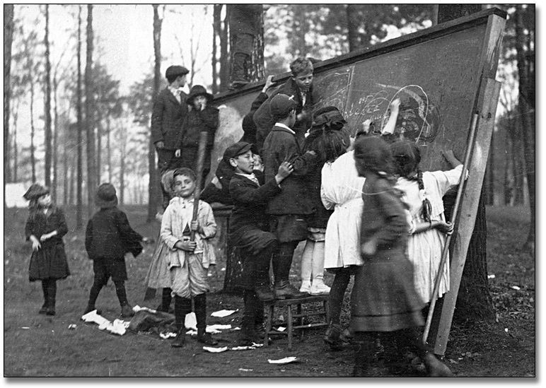 Élèves d’une école entassés devant un tableau, à la récréation,[vers 1917]