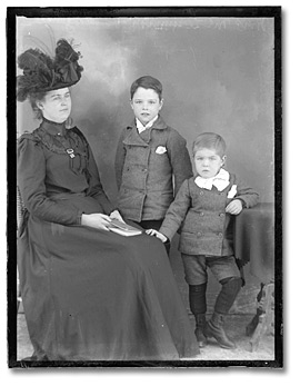 Photo: Family portrait, [between 1895 and 1910]
