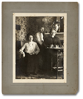 Photographie : Beatrice (au milieu) avec Lady Edgar (à gauche) et Marjorie Edgar (à droite), [vers 1880]