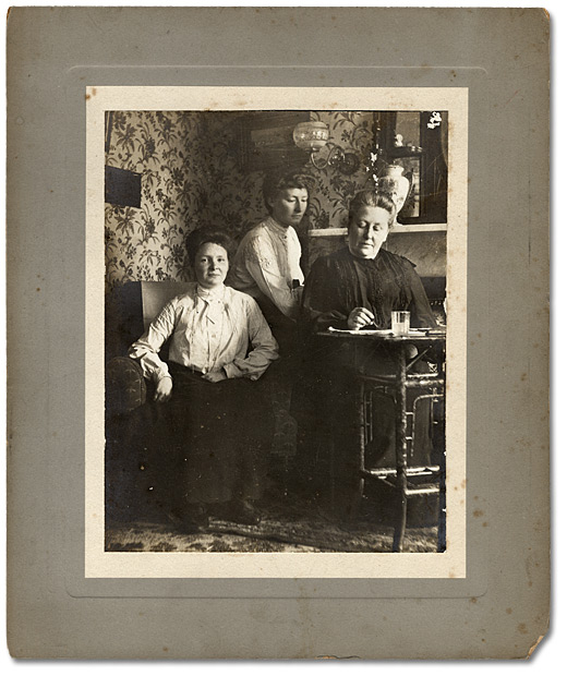 Photographie : Beatrice (au milieu) avec Lady Edgar (à gauche) et Marjorie Edgar (à droite), [vers 1880]