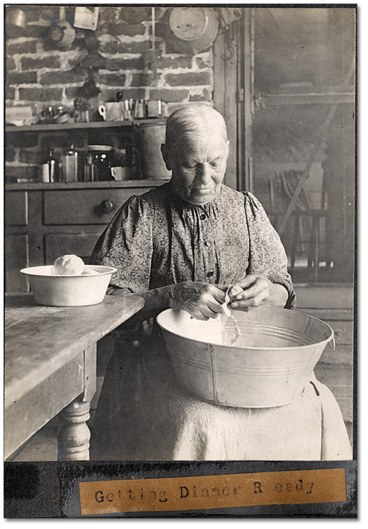 Photographie : Domestique préparant le dîner,1906
