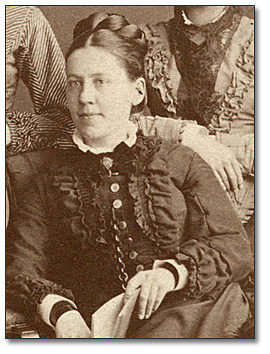 Photographie : Classe de Bessie Gregg à l’école des missionnaires [entre 1875 et 1885] (détail) 