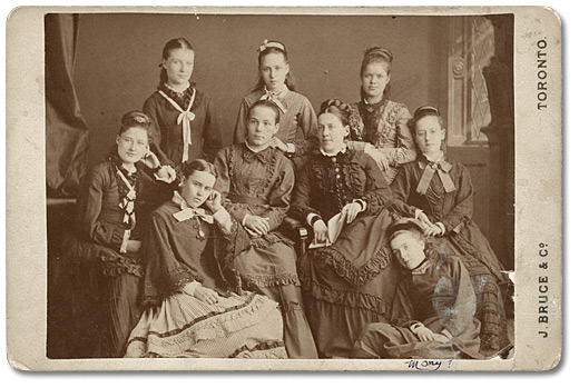 Photographie : [Bessie Gregg (enseignante) avec sa classe de finissantes à l’école des missionnaires], [entre 1875 et 1885]