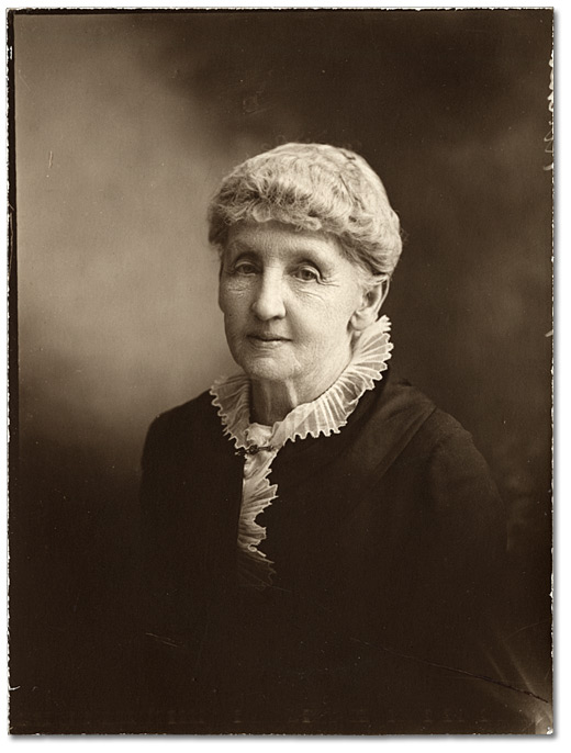 Photographie :[Photo d'une femme que l’on croit être Phoebe Gregg], [189-?]