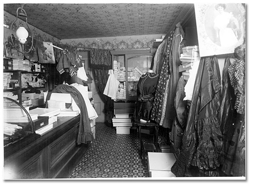 Photographie : Mademoiselle Annie Swan, couturière; 85, rue King Ouest, Cobourg, 1910