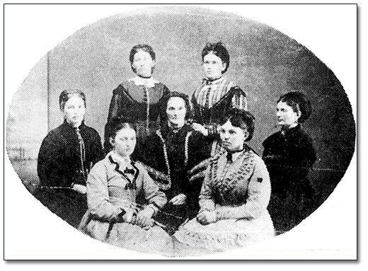 Photographie : Détail d’une photo de Frances Milne avec sa mère et ses sœurs, 1871