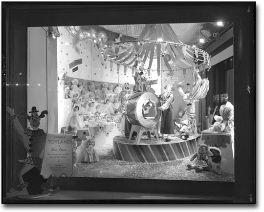 Photographie : Vitrine du Royaume des jovets du Père Noël, 15 novembre 1951