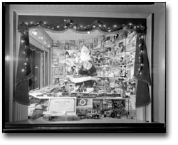 Photographie : Vitrine du Royaume des jouets du Père Noël, 1953