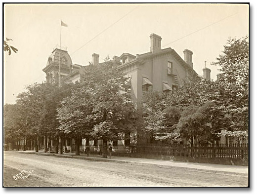 Photographie : Queen's Hotel, Front St., Toronto, [vers 1890]