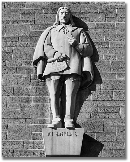 Photographie : Statue de Samuel de Champlain, Sigmund Samuel Building, 94 Queen's Park Crescent, Toronto, [entre 1951 et 1964]