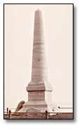 Photographie : Fort Toronto, (Rouillé) Monument, [vers 1890]