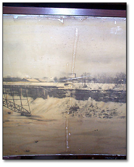 Photographie : Détail du panorama hivernal montrant une perte dans la partie image, probablement due à de l’eau.