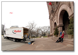 Photographie : Un camion de déménagement attend près des portes avant de Queen’s Park.