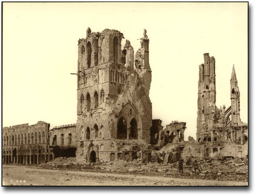 Photographie : La Halle aux Draps d'Ypres, [vers 1918]