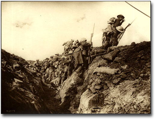 Photographie : Bataillon canadien dans un combat à la baïonnette en Somme, [vers 1918]
