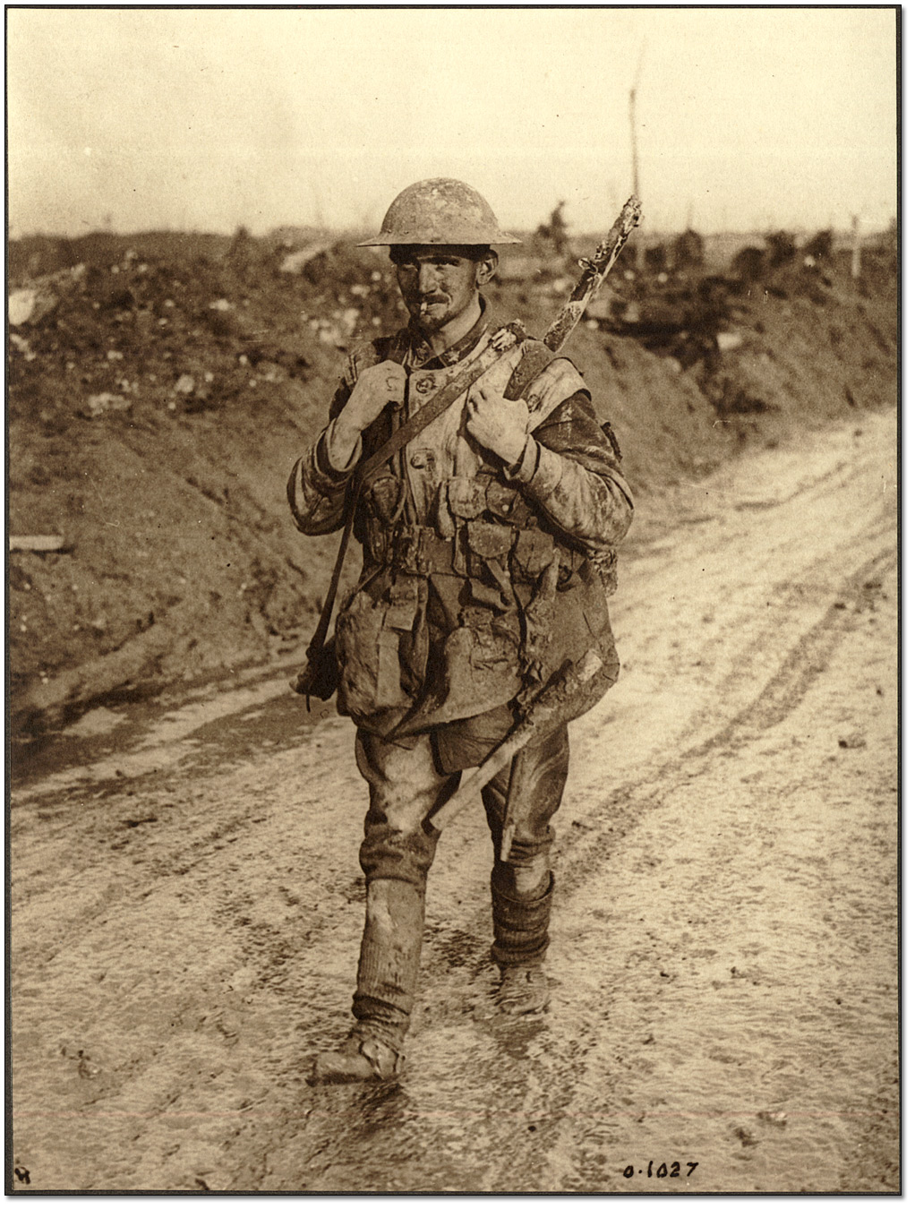 Photo: A Canadian Tommy soldier covered in mud returning from the front lines, [ca. 1918]