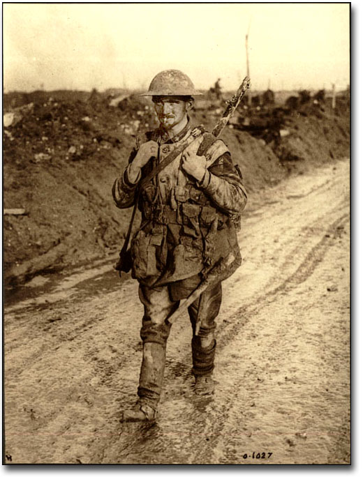 Photo: A Canadian Tommy soldier covered in mud returning from the front lines, [ca. 1918]