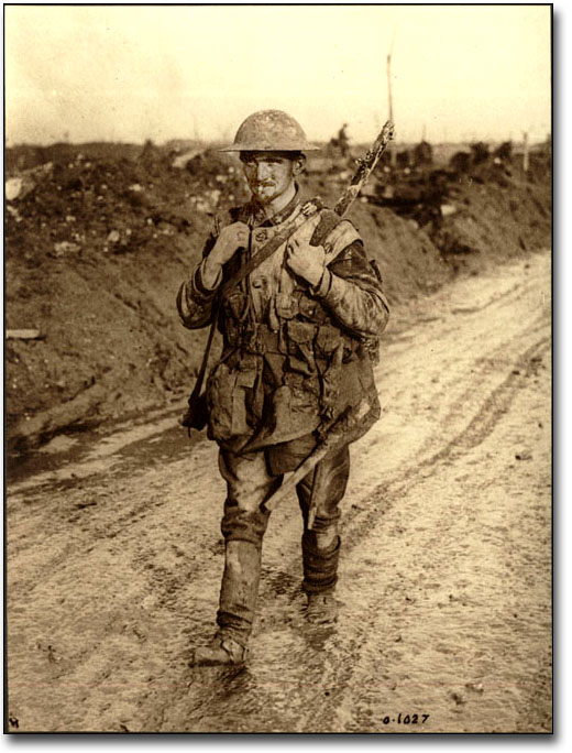 Photographie : Pioupiou canadien recouvert de boue retournant de la ligne de front, [vers 1918]