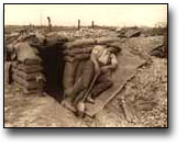 Photographie : Mineur canadien se reposant après une dure nuit de travail, [vers 1918]