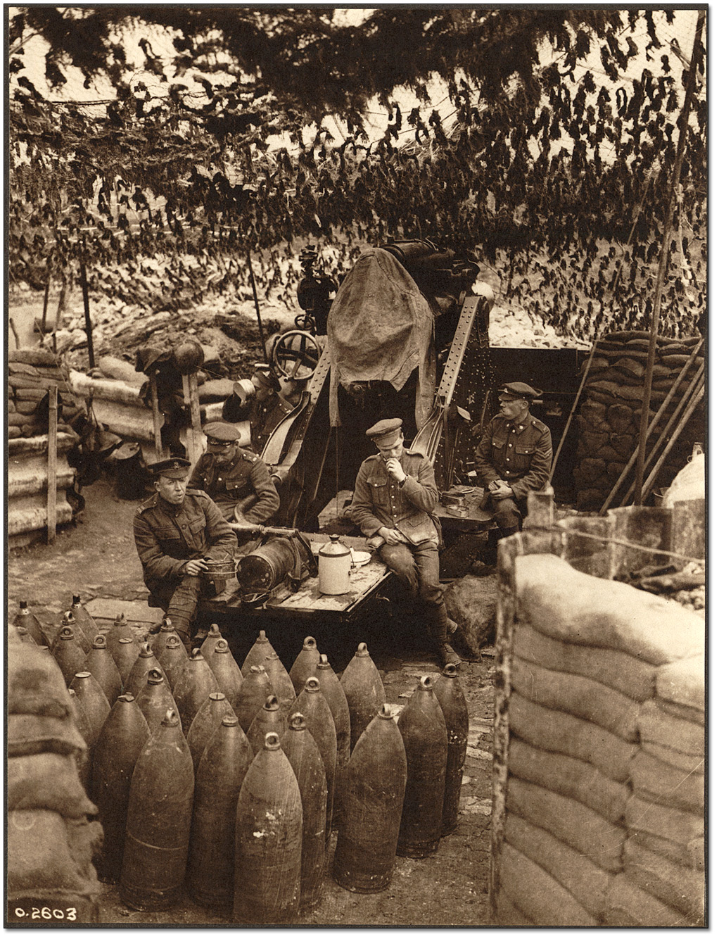 Photographie : Combattants du « Canadian 9.2 » mangeant leur repas de midi, 1ère batterie de siège, [vers 1918] 