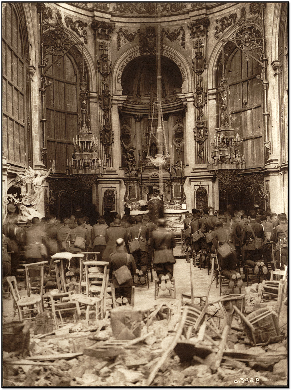 Photographie : Service du Jour d'Action de grâce, auquel participent des troupes canadiennes, dans la cathédrale de Cambrai, [vers 1918] 