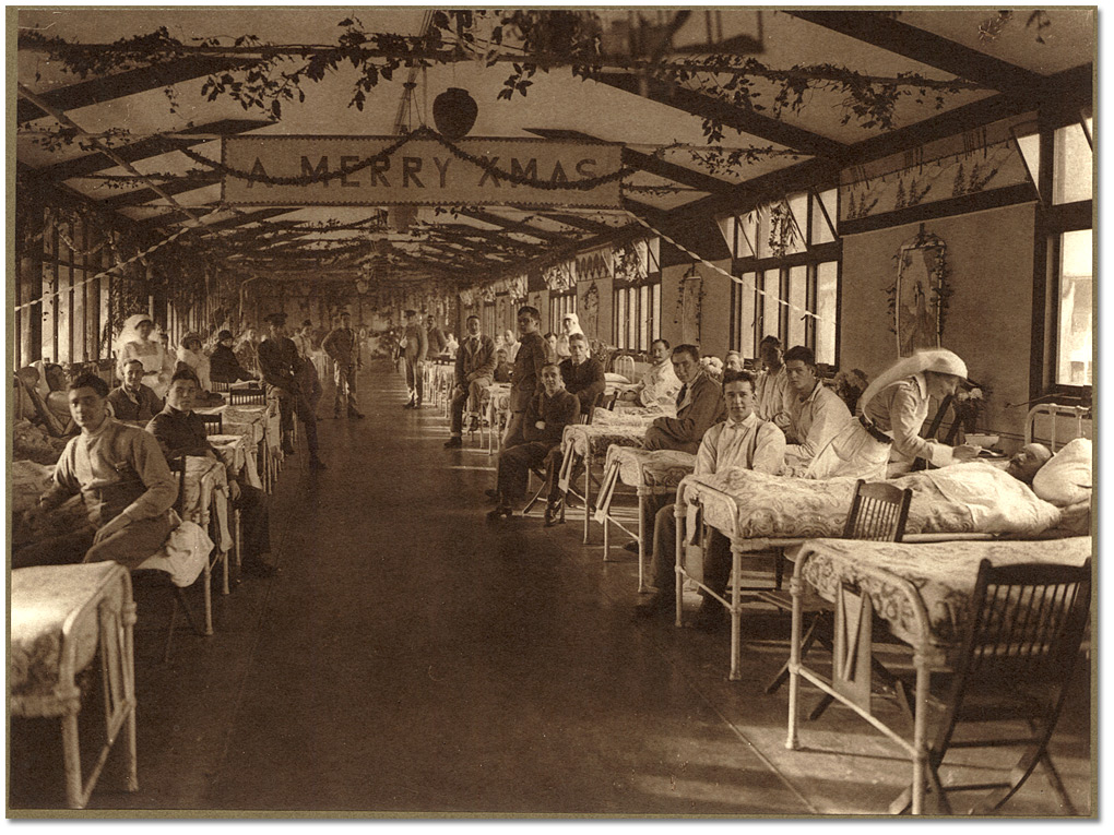 Photographie : Intérieur d'un hôpital militaire montrant des patients, des visiteurs et des infirmières pendant la période de Noël, [vers 1918]