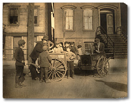 Photographie : Vente de crème glacée « insalubre », [vers 1905]