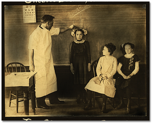 Photographie : Mesure de la taille des enfants lors d’une clinique en milieu scolaire, [vers 1905]