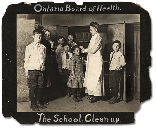 Photographie : Une infirmière-hygieniste lave des élèves, Unité de santé de l’Est de l’Ontario, [vers 1925]