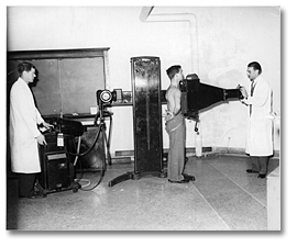 Photographie : Homme subissant un test de dépistage de la tuberculose, [ca. 1950]