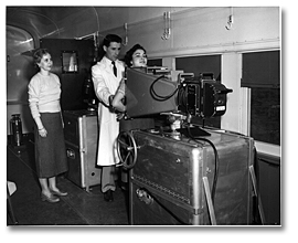Photographie : Femmes subissant un test de dépistage de la tuberculose à la clinique ambulante sur rail de 

radiographie pulmonaire de l’Association ontarienne de prévention de la tuberculose, Ontario, [vers 1950]