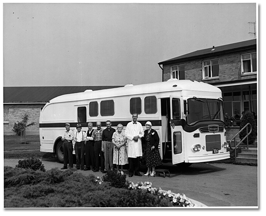 Photographie : Groupe de personnes attendant devant une clinique mobile de dépistage de la tuberculose du ministère de la 

Santé de l’Ontario, [vers 1960]
