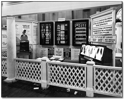 Photographie : Élément d'exposition sur la tuberculose, Exposition nationale canadienne, Toronto, [vers 1924]