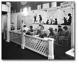Photographie : Clinique de puériculture, Exposition nationale canadienne, Toronto, 1925