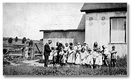Photographie : Enfants debout en ligne afin de recevoir leur vaccin à la clinique d’immunisation dans le district d’Algoma. 1932