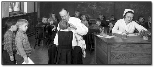Photographie : Examen dentaire d’une fillette à une clinique dentaire, Hamilton, [vers 1930]