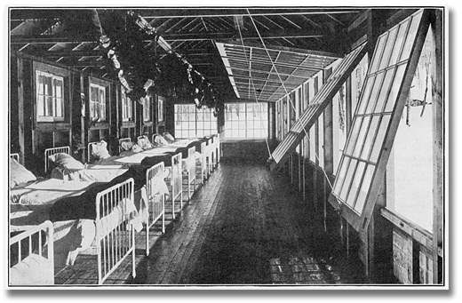 Vue intérieure du pavillon Kendall du Muskoka Cottage Sanatorium montrant la disposition de la partie vitrée avant Illustration tirée du prospectus du Muskoka Cottage Sanatorium, [vers 1928]