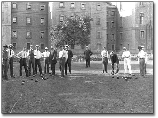 Photographie : Jeu de boules sur pelouse à l’hôpital des aliénés de Toronto, [vers 1910]