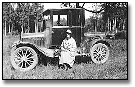 Photographie : Public Health Nurse sitting on a car at South Gillies, Thunder Bay District, 1923 