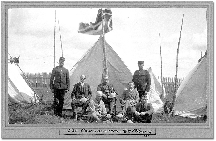 Photographie : Les signataires du Traité de la Baie James à Fort Albany, le 3 août 1905