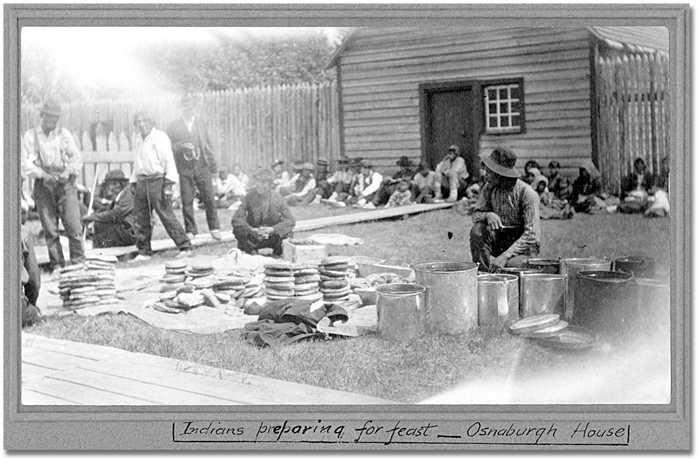 Photographie : Préparatifs de la fête devant suivre la cérémonie de signature du Traité de la Baie James à Osnaburgh House, le 12 juillet 1905
