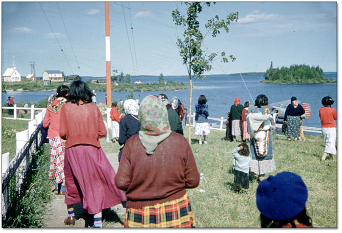 Photographie : Des membres de la bande de Fort Hope observent un hydravion arrivant à l’embarcadère de Lansdowne House le Jour du traité, en juin 1956