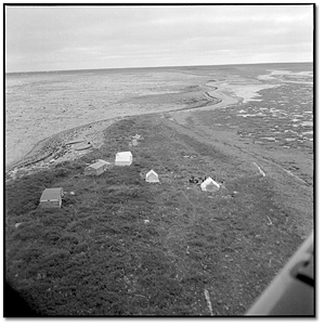 Photographie : Camp de chasse et de pêche cri à la baie James, près de Fort Albany, août 1963
