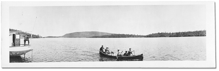 Photographie : Six hommes dans un canot [vers 1915]