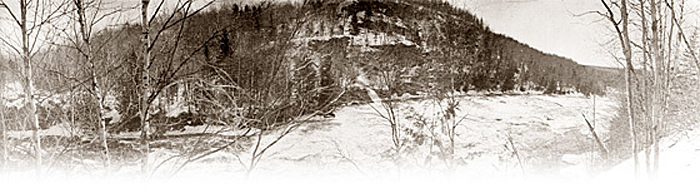 Photographie : Rivière au pied d'une colline [vers 1915] - bannière