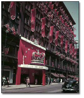 Photographie : Entrée de T. Eaton Co., rue Yonge, Toronto, décorée lors du couronnement de la Reine Elizabeth II, 1953