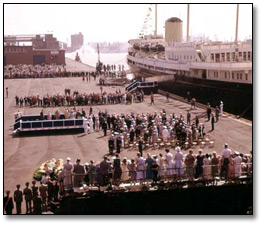 Photographie : Le yacht royal Britannia dans le port de Toronto, 1959